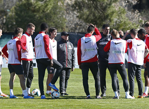 temporada 13/14. Entrenamiento en la Ciudad deportiva de Majadahonda. Atlético B. Mena hablando con el equipo