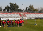 temporada 13/14. Entrenamiento en la Ciudad deportiva de Majadahonda. Equipo escuchando las instrucciones de Óscar Ortega