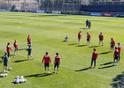Temporada 13/14. Entrenamiento en la Ciudad deportiva de Majadahonda. El equipo, reunido sobre el césped.