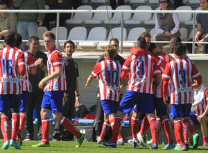 Los jugadores rojiblancos celebran el primer gol del partido, obra de Samuel, junto al banquillo de Oscar Mena