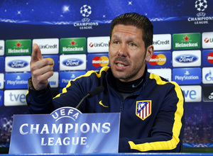 temporada 13/14. Rueda de prensa de Champions. Simeone atendiendo a los medios