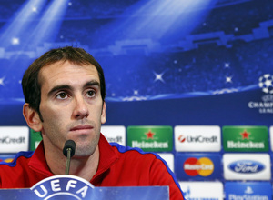 temporada 13/14. Rueda de prensa de Champions. Godín atendiendo a los medios