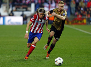 temporada 13/14. Partido Champions League. Atlético de Madrid-AC Milan. Filipe luchando un balón