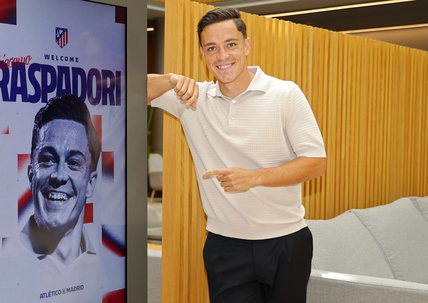 Raspadori en las oficinas