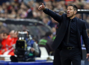 temporada 13/14. Partido Champions League. Atlético de Madrid-AC Milan. Simeone dando órdenes