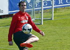 temporada 13/14. Entrenamiento en la Ciudad deportiva de Majadahonda. Godín golpeando un balón durante el entrenamiento