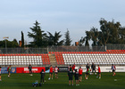 Temporada 13/14. Entrenamiento en la Ciudad Deportiva de Majadahonda. Los jugadores, atentos a Simeone.