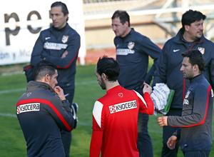 Temporada 13/14. Entrenamiento en la Ciudad Deportiva de Majadahonda. Juanfran dialoga con Simeone.