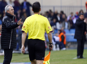 temporada 13/14. Partido Atlético de Madrid-Espanyol. Aguirre dando órdenes en la banda