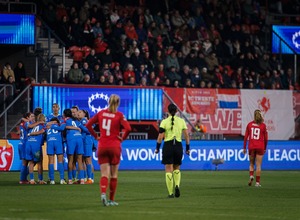 Temp. 25-26 | UEFA Women's Champions League | Twente - Atlético de Madrid Femenino | Piña celebración 3