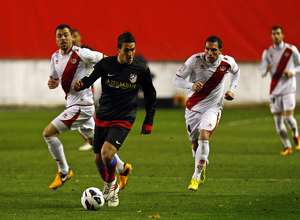 Temporada 12/13. Partido Rayo Vallecano Atlético de Madrid, Koke llevandose el balón ante dos jugadores del Rayo 
