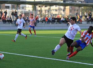 Kofi, autor de los dos goles del triunfo ante el Carabanchel, remata a portería en uno de los goles