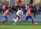 Nacho Monsalve, del Atlético C, se lleva el esférico en pugna con un jugador del Carabanchel y ante la mirada de Juanfri