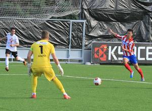 Xu Xin encara al meta del Carabanchel, Andrés, en un momento del partido en el que el Atlético C volvió a ganar