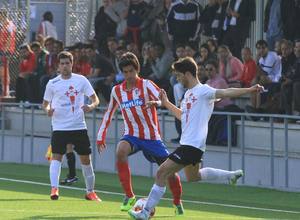 Ivo, del Atlético C, pugna por la posesión del balón con un jugador del Carabanchel