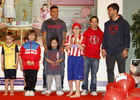 Diego Ribas y Sosa posan con los niños de la Fundación Garrigou que desfilaron en el Palacio de Fernán Núñez