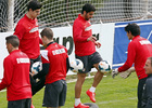 Temporada 13/14. Entrenamiento en la Ciudad Deportiva de Majadahonda. Courtois y Raúl García golpean el balón. 