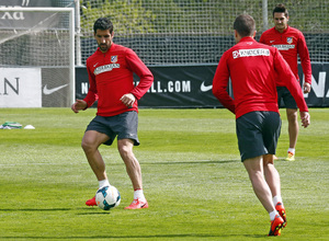 Temporada 13/14. Entrenamiento en la Ciudad Deportiva de Majadahonda. Pase con el interior de Raúl García.