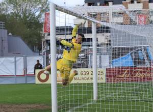 Momento en el que el balón lanzado por Aquino entra por la escuadra ante la estirada de Daniel Barrio