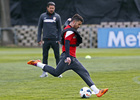 Temporada 13/14. Entrenamiento en la Ciudad Deportiva de Majadahonda. David Villa lanzando a puerta.