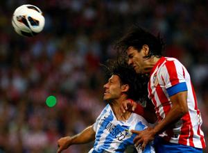 Falcao pelea un balón con Demichelis ante el Málaga