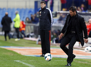 temporada 13/14. Partido Atlético de Madrid-Sevilla. Simeone con el balón