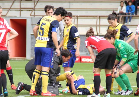 Temporada 2013-2014. Amanda tendida sobre el terreno de juego lesionada
