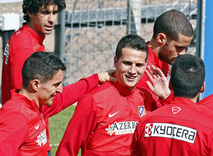 Temporada 13/14. Entrenamiento en la Ciudad Deportiva de Majadahonda. Manquillo, rodeado por parte de sus compañeros.