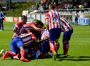 Los jugadores rojiblancos celebran uno de los goles conseguidos en la victoria (3-1) ante el Laudio