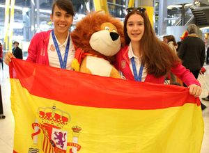 Temporada 2013-2014. Laura Ortega y Bea Beltrán en el aeropuerto