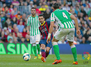 Xavi Hernández filtra un balón en una acción del FC Barcelona - Real Betis de Liga