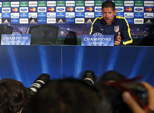 temporada 13/14. Rueda de prensa de Champions. Simeone atendiendo a los medios