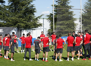 temporada 13/14. Entrenamiento en la Ciudad deportiva de Majadahonda. Jugadores escuchando las órdenes del profe Ortega