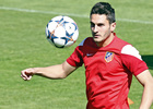 temporada 13/14. Entrenamiento en la Ciudad deportiva de Majadahonda. Koke con el balón de la Champions