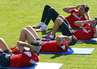 temporada 13/14. Entrenamiento en la Ciudad deportiva de Majadahonda. Jugadores haciendo abdominales durante el entrenamiento