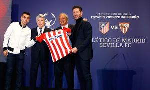 Presentación del 'Olivo de la Paz' en el Vicente Calderón