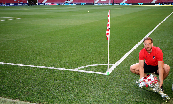 Oblak colocó el ramo de flores de Margarita en su córner habitual