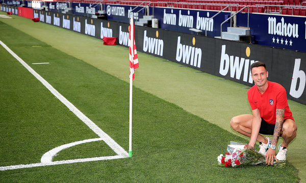 Saúl colocó el ramo de Margarita en el córner