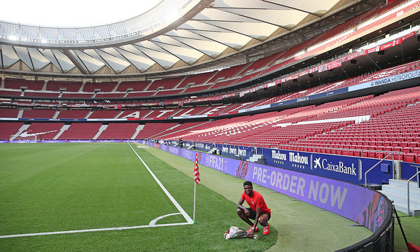 Thomas Partey colocó el ramo de Margarita en el Wanda Metropolitano