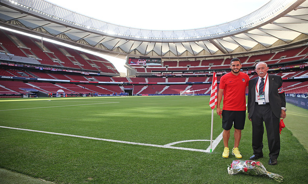 Koke y Carlos Peña colocaron el ramo de flores de Margarita